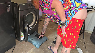 Stepsis got stuck in the washing machine ,just had to fuck her flowering pussy