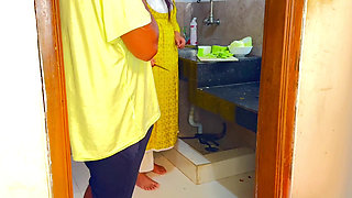 Suddenly I Fucked My Stepmother in Law While She Was Cutting Curry in the Kitchen - Desi Rough Sex