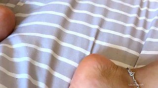 Flexible foot fetish masturbating with feet and hands