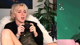 Hot amateur blonde pregnant toying her pussy solo