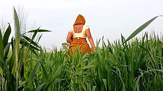 Desi 18-year-old young, married beautiful sister puts her finger in her pussy in the field and gets her brother to fuck her buttocks in the field