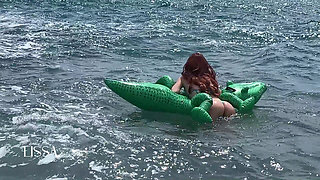 Relaxing Sound of Waves with Crocodile Bouncing and Inflating