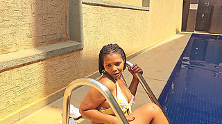 She Masturbate Her Pussy in the Swimming Pool