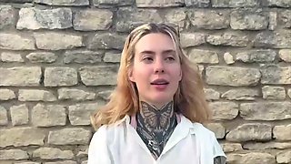 Emma, 21, is getting into pure exhibitionism! - Jacquie et Michel TV