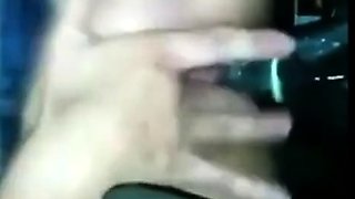 Elle se fait du bien dans la voiture avec son jouet