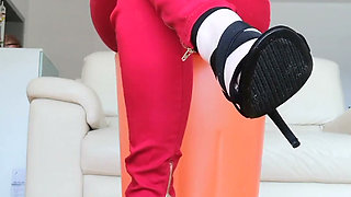 Raven Toe-tapping with Crossed Legs Red Jeans and High-heeled Sandals