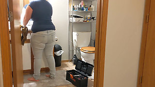 Female plumber's buttcrack