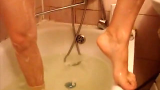 Chubby Babe Is Horny in the Bathroom