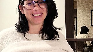 Big boob brunette masturbates on webcam