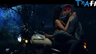 Ankita Parmar Bum, Hooters Sequence in The Clue