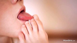 Leona Mia gives a passionate cunnilingus for a hot Diana Heaven