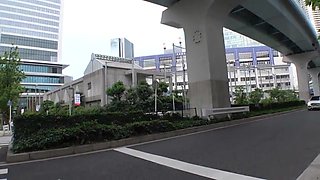 巨乳美女がM字開脚と立ち手マンでパイパンの感度高まるハメ撮り