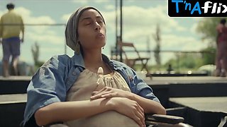 Mackenzie Davis Rump, Titties Episode in Station Eleven