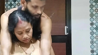 Sexy aunty car driver se with full enjoying big boobs show and kissing full romanace ask with three cooking