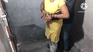 Riya bhabhi ki bathroom mein desi chudai