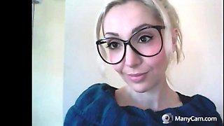 Big Tits MILF Chantal Gapes Her Mouth for Beach Burps
