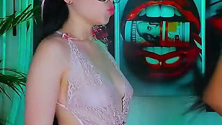 69 with Simultaneous Squirt: Dripping Into Mouths at the Same Time