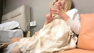 Amateur Webcam Cute Teen Plays Solo with Big Dildo