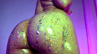 Naked MILF seductress shows off fabulous ass on webcam
