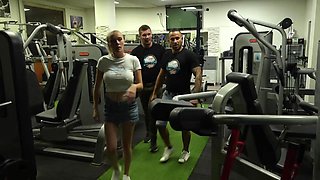 With sparkling eyes, Rose devours Luna... - Jacquie et Michel TV