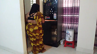 While Taking the Food Out of the Fridge, I Fucked the Neighbor Stepaunty - Indian Sex
