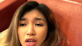 Getting her pussy played with and creaming before sucking