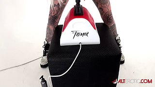 Tattooed hottie Amber Luke rides a tremor