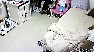 Cute amateur teen babe toying her tight ass in bed on cam