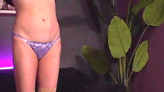 The Oil Massage Clinic: the Housewife's Hideout in the City. an Indecent Treatment in a Private Room Vol. 3