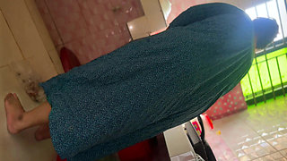 Mallu Moti Gand Vali Satul man ko tapa tap choda jab unki patni gar par nahi tha - Indian Sex MMS (Stepmother fucked by stepson in kitchen)