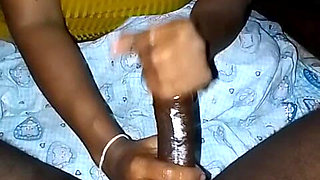 Sisna's Lady Pours Oil and Massages the Bones with Her Hands, Very Funny Lanka Video