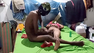 Padosi desi aunty ki chut mein ungali kiya bade maje se