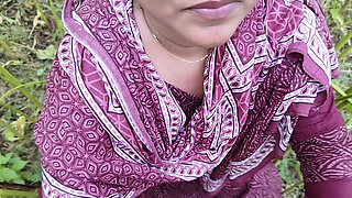 Video of Fucking a Beautiful Desi Girl While Eating Jute