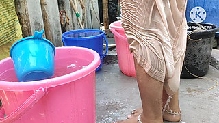Indian House Wife Showing Nude Bathing
