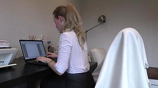 Fucking With Gorgeous Secretary