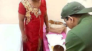 Indian Rich Beauty Married Bhabhi Fucked with Cake Delivery Boy on New Year Party Hot Sex get Creampied Pussy