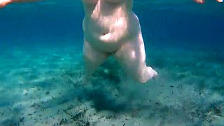 Finger-in-Pussy Vlog: BBW Bitche Underwater - POV