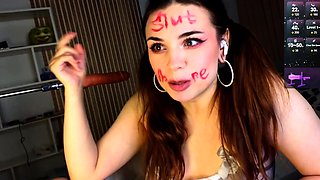 Nerdy amateur british teen babe masturbates