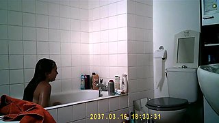 Big ass Aylie cums in bath