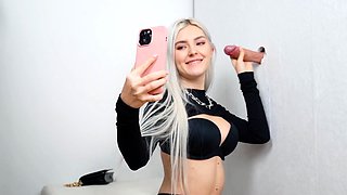 Teen slut got a huge cumshot on her face through the glory