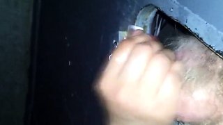 Svenska Hustruns Glory Hole Handjob