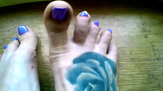 Lady Angela Hand Held Toesbefore a Pedicure